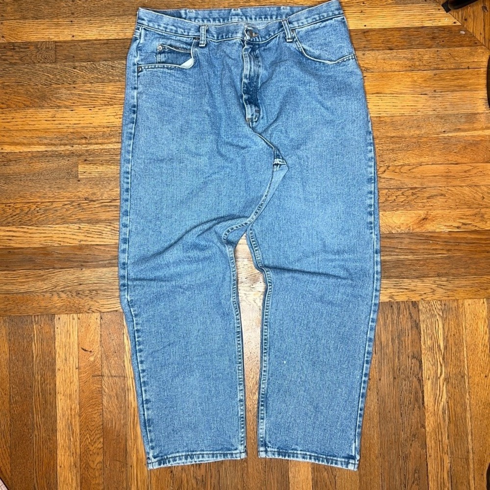 Wrangler Jeans Mens Size 40x30 Med Wash Relaxed Fit Straight Leg Denim Western